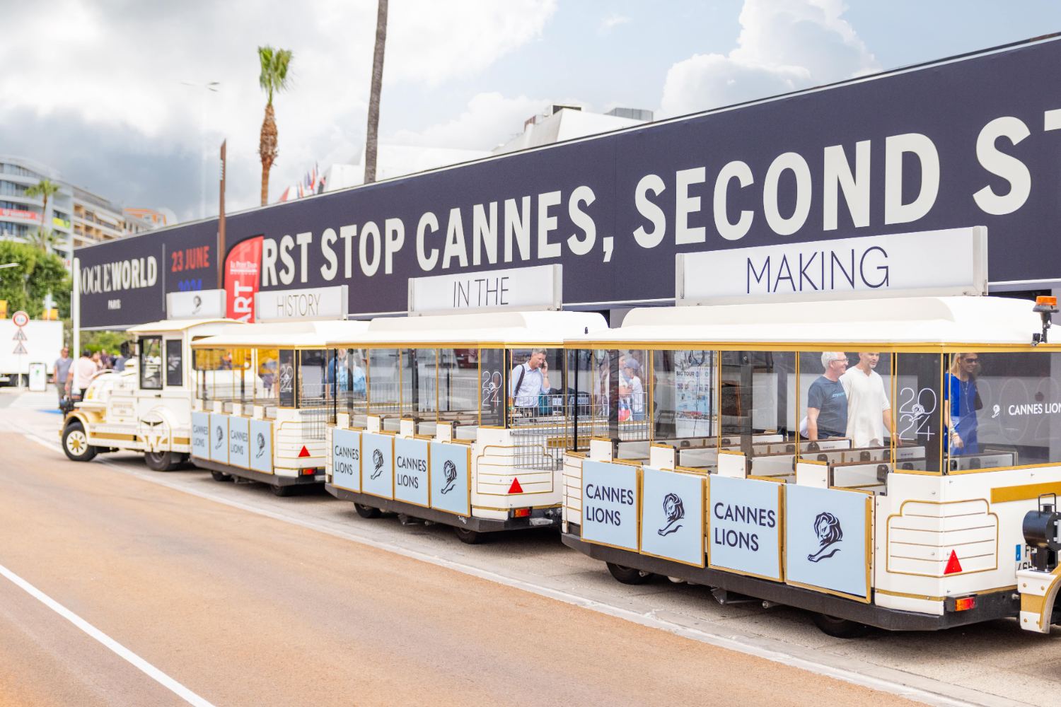 Petit Train de Cannes habillé aux couleurs des Cannes Lions sur toute sa longueur