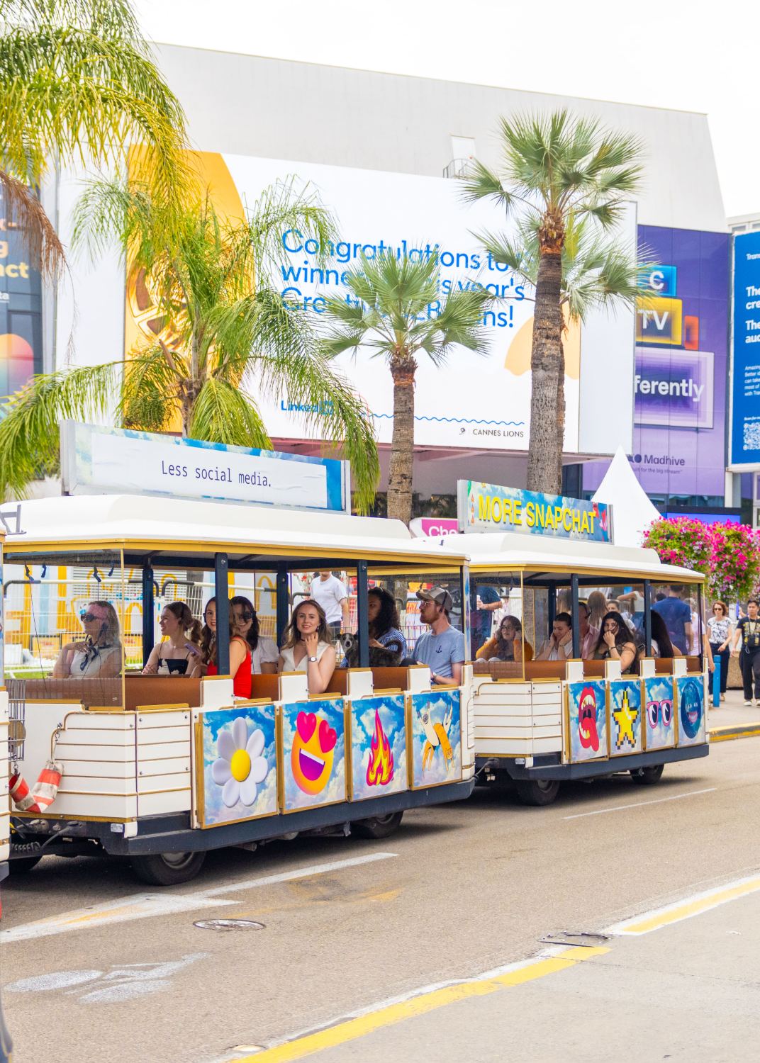 Petit Train de Cannes habillé par Snapchat pendant les Cannes Lions