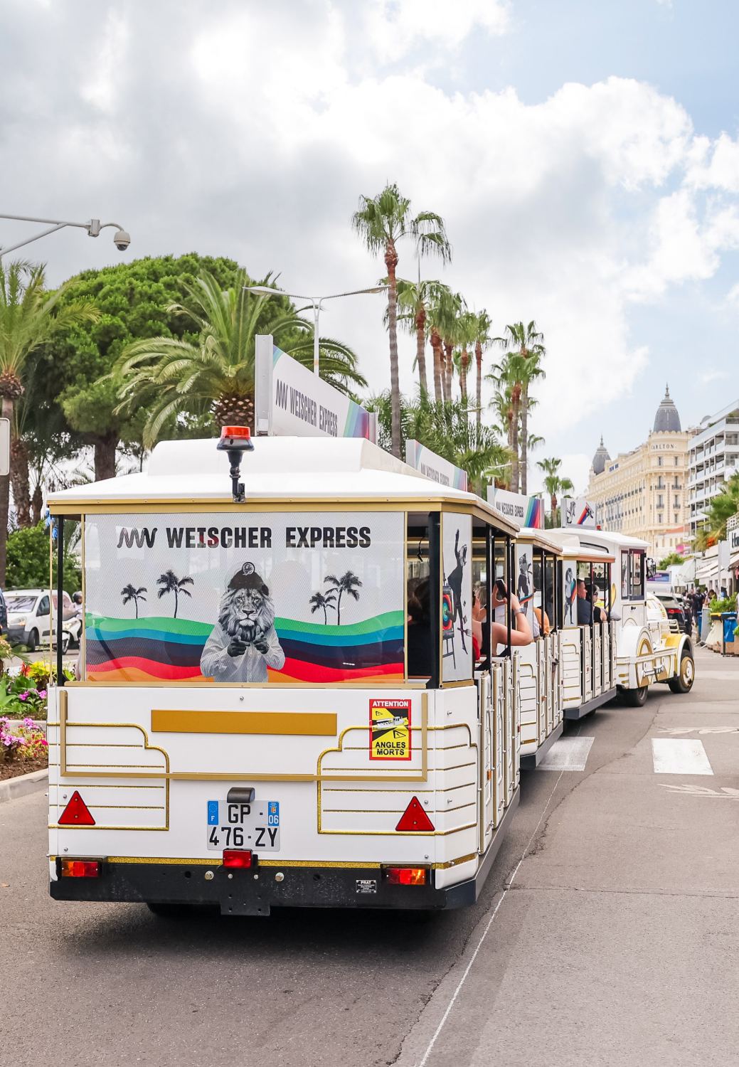 Petit Train de Cannes habillé aux couleurs de Weischer Express sur la Croisette